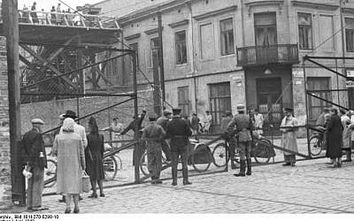 The Warsaw Ghetto in 1942 (CC-BY-SA Bundesarchiv, Bild 101I-270-0298-10 / Amthor)