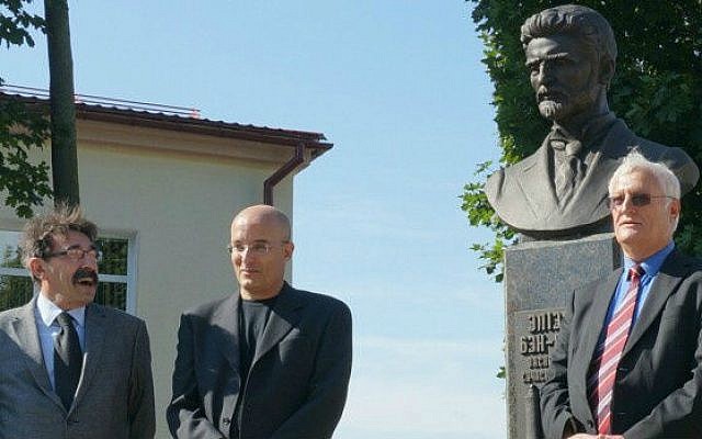 Gil Hovav (center), a great-grandson of Eliezer Ben Yehuda, with Israel’s ambassador to Belarus, Yosef Shagal (left), and Limmud FSU’s Chaim Chesler at the ceremony in Glubokoe, Belarus, honoring Ben Yehuda, September 11, 2014. (photo credit: Cnaan Liphshiz) Gil Hovav (center), a great-grandson of Eliezer Ben Yehuda, with Israel’s ambassador to Belarus, Yosef Shagal (left), and Limmud FSU’s Chaim Chesler at the ceremony in Glubokoe, Belarus, honoring Ben Yehuda, September 11, 2014. (photo credit: Cnaan Liphshiz)