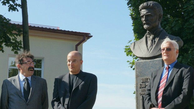 Gil Hovav (center), a great-grandson of Eliezer Ben Yehuda, with Israel’s ambassador to Belarus, Yosef Shagal (left), and Limmud FSU’s Chaim Chesler at the ceremony in Glubokoe, Belarus, honoring Ben Yehuda, September 11, 2014. (photo credit: Cnaan Liphshiz) Gil Hovav (center), a great-grandson of Eliezer Ben Yehuda, with Israel’s ambassador to Belarus, Yosef Shagal (left), and Limmud FSU’s Chaim Chesler at the ceremony in Glubokoe, Belarus, honoring Ben Yehuda, September 11, 2014. (photo credit: Cnaan Liphshiz)