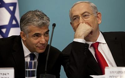 Then Finance Minister Yair Lapid (L) and Prime Minister Benjamin Netanyahu at a 2013 press conference. (Flash90)