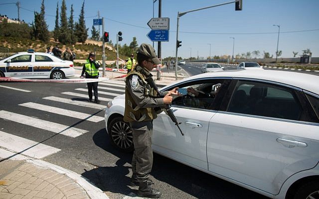 A police roadblock. (Yonatan Sindel/Flash90) A police roadblock. (Yonatan Sindel/Flash90)