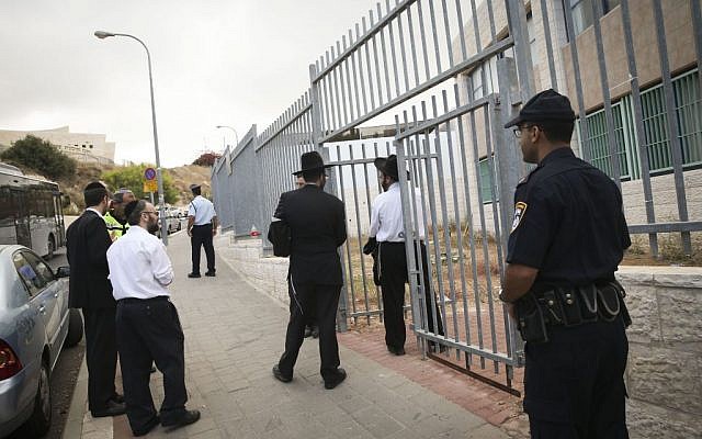 Police stand guard outside the Safot V'Tarbuyot school on Tuesday, September 2, 2014. (photo credit: Nati Shohat/Flash90)