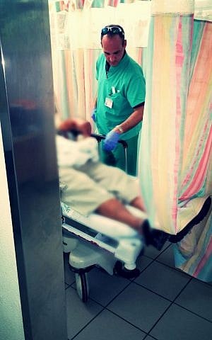 Medic Scott Goldstein from Baltimore treats a patient at Barzilai Medical Center's ER. (Courtesy)