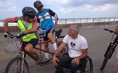 Gabriel Cordell chats with cyclists Ofer Eisenberg (left) and Nir Caspi on the Tel Aviv promenade on September 29, 2014. (photo credit: Renee Ghert-Zand)