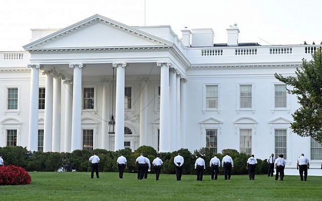 Uniformed Secret Service officers walk along the lawn on the north side of the White House in Washington, Saturday, Sept. 20, 2014. (AP/Susan Walsh) Uniformed Secret Service officers walk along the lawn on the north side of the White House in Washington, Saturday, Sept. 20, 2014. (AP/Susan Walsh)