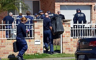 Forensic experts collect evidence from a house in the Guildford area of Sydney as part of Australia's largest ever counter-terrorism raid on September 18, 2014. (AFP/Saeed Khan)