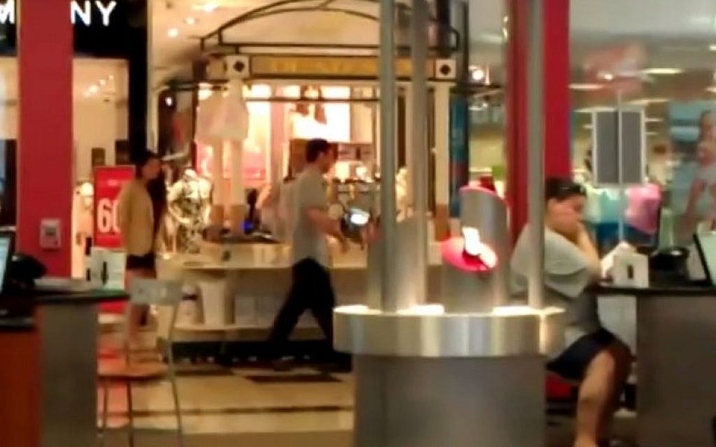 Illustrative photo of a kiosk selling Israeli beauty products at an American mall. The individuals in the photograph are not related to the content of the article. (YouTube Screenshot) Illustrative photo of a kiosk selling Israeli beauty products at an American mall. The individuals in the photograph are not related to the content of the article. (YouTube Screenshot)