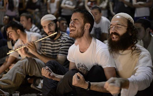 Israelis light candles in Tel Aviv's Rabin Square as they mourn the death of three abducted teenagers, June 30, 2014 (Photo: Flash 90 / Tomer Neuberg)