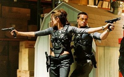 Brad Pitt and Angelina Jolie in the movie 'Mr. and Mrs. Smith' (screen capture: 20th Century Fox)