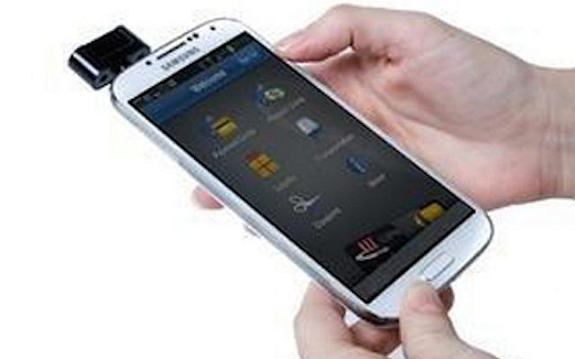 An oti WAVE system attached to a Samsung smartphone (Photo credit: Courtesy)
