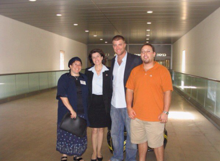 Steven Sotloff (R) and Brian Blondy pose with Nefesh B'Nefesh representatives as they land at Ben Gurion as Israelis for the first time, in September 2005 (photo credit: Brian Blondy/Courtesy) Steven Sotloff (R) and Brian Blondy pose with Nefesh B'Nefesh representatives as they land at Ben Gurion as Israelis for the first time, in September 2005 (photo credit: Brian Blondy/Courtesy)