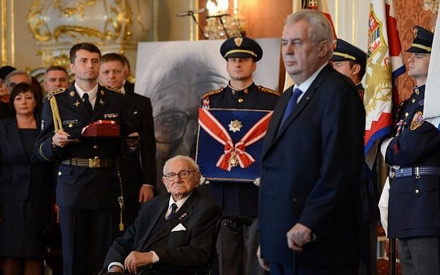 Sir Nicholas Winton (C) receives the Order of the White Lion from Czech President Milos Zeman (R) at Prague Castle on October 28, 2014. (AFP/MICHAL CIZEK)