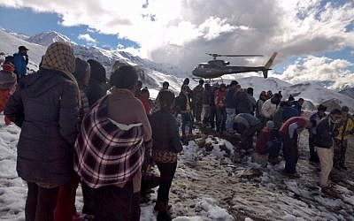 A Nepalese Army helicopter rescues survivors of a snow storm in Manang District, along the Annapurna Circuit Trek on October 15, 2014. (photo credit: AFP PHOTO/NEPAL ARMY)