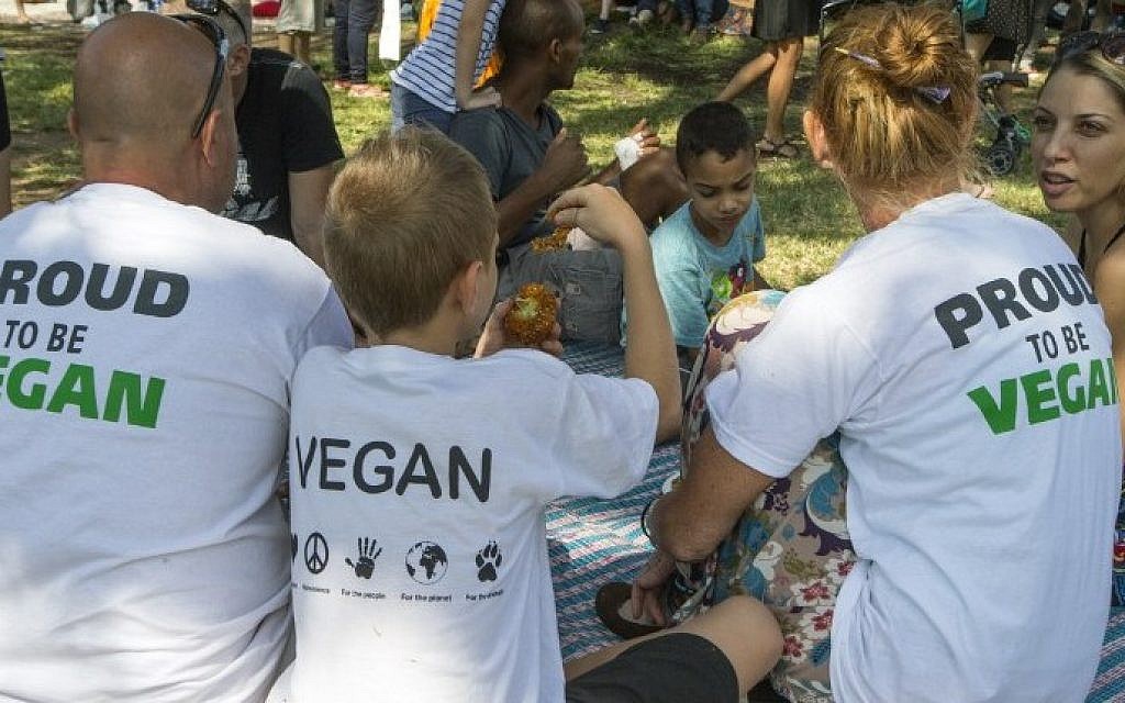 Visitors eat vegan food during the "Vegan Fest" fair on October 13, 2014,  Ramat Gan, Israel.  (photo credit :AFP/JACK GUEZ)