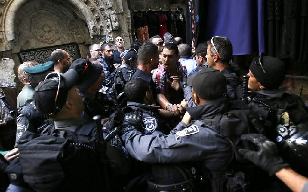 Israeli anti-riot policemen scuffle with Palestinian worshippers in Jerusalem's Old City on October 24, 2014. (Photo credit: AFP/GALI TIBBON) Israeli anti-riot policemen scuffle with Palestinian worshippers in Jerusalem's Old City on October 24, 2014. (Photo credit: AFP/GALI TIBBON)