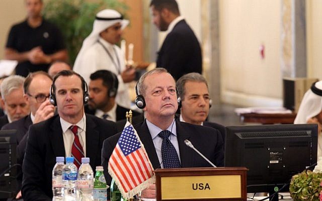 General John Allen (C), special presidential envoy for the global coalition to counter the Islamic State group, in Kuwait City on October 27, 2014. (AFP/YASSER AL-ZAYYAT) General John Allen (C), special presidential envoy for the global coalition to counter the Islamic State group, in Kuwait City on October 27, 2014. (AFP/YASSER AL-ZAYYAT)