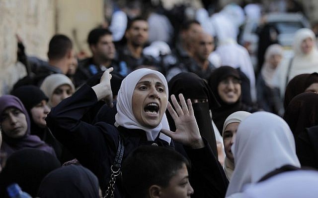 A Palestinian woman shouts after being blocked by Israel security forces from entering the Al-Aqsa Mosque compound, Islam's third most holy site in Jerusalem on October 13, 2014. (photo credit: AFP/Ahmad Gharabli) A Palestinian woman shouts after being blocked by Israel security forces from entering the Al-Aqsa Mosque compound, Islam's third most holy site in Jerusalem on October 13, 2014. (photo credit: AFP/Ahmad Gharabli)