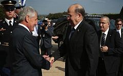 US Secretary of Defense Chuck Hagel (L) welcomes the arrival of Minister of Defense of Israel Moshe Ya'alon (R) during an honor cordon October 21, 2014 at the Pentagon in Arlington, Virginia. (Photo credit: Alex Wong/Getty Images/AFP)