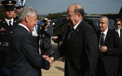 US Secretary of Defense Chuck Hagel (L) welcomes the arrival of Minister of Defense of Israel Moshe Ya'alon (R) during an honor cordon October 21, 2014 at the Pentagon in Arlington, Virginia. (Photo credit: Alex Wong/Getty Images/AFP)