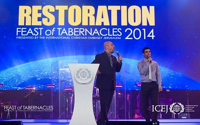 Dr. Robert Stearns of Eagels' Wings (left) gives the keynote sermon at Feast of Tabernacles "Israeli Night" on October 14, 2014. (Courtesy ICEJ)