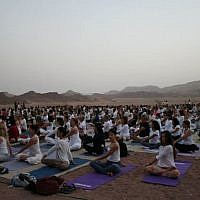 When 500 yogis gather for Yoga Arava's version of Kabbalat Shabbat, it looks like a 'yoga wedding,' said Roni Friedman (photo credit: Jessica Steinberg/Times of Israel)