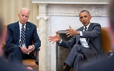 US President Barack Obama gestures during a meeting with US Vice President Joe Biden in the Oval Office, Aug. 27, 2014. (Photo credit: White House/ Pete Souza)