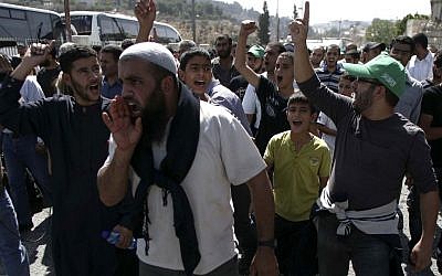 Palestinians shout at Israeli border police officers blocking the entrance to the compound known to Jews as the Temple Mount and to Muslims as al-Haram al-Sharif (Noble Sanctuary), near the Lion's Gate in Jerusalem's Old City on October 04, 2009. (photo credit: Mohammar Awad/FLASH90)