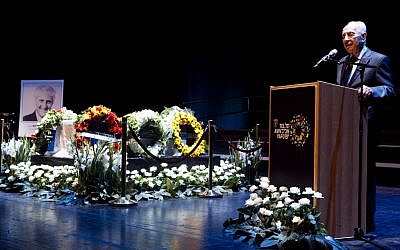 Former president Shimon Peres speaks at a funeral ceremony for former Tel Aviv mayor Shlomo "Chich" Lahat, at the Performing Arts center in Tel Aviv, before Lapid's burial at the Trumpeldor ceremony on October 03, 2014. (Photo credit: Amir Levy/FLASH90)