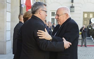 Poland's President Bronislaw Komorowski (L) welcomes Israel's President Reuven Rivlin at the Presidential Palace in Warsaw, Poland on October 28, 2014. (Photo by Mark Neyman/GPO)