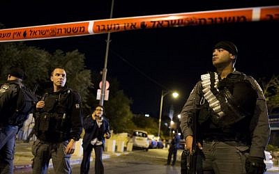 Israeli Police block the area where the Temple Mount Movement Leader, Yehudah Glick, was shot by a drive-by motorist, near the Pa'amon Park in Jerusalem, October 29, 2014. (Photo credit: Yonatan Sindel/Flash90)