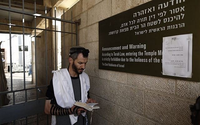 A Jewish man praying at the closed entrance to the Temple Mount on Thursday October 30, 2014. (photo credit: Yonatan Sindel/Flash90) A Jewish man praying at the closed entrance to the Temple Mount on Thursday October 30, 2014. (photo credit: Yonatan Sindel/Flash90)