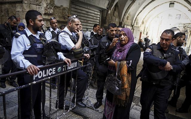 Israeli border police near the entrance to the Temple Mount in Jerusalem on October 30, 2104. (photo credit: Yonatan Sindel/Flash90) Israeli border police near the entrance to the Temple Mount in Jerusalem on October 30, 2104. (photo credit: Yonatan Sindel/Flash90)