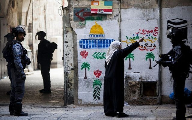 A Muslim woman yelling at Israeli border police seen patrolling in Jerusalem's Old City on October 30, 2014. (Photo credit: Yonatan Sindel/Flash90)