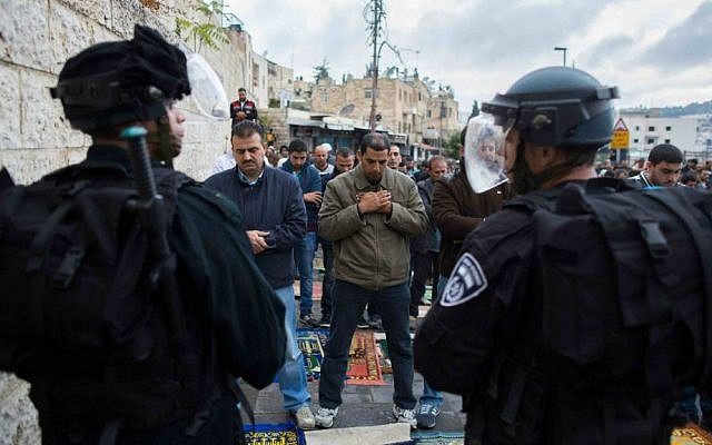 Palestinians prevented from reaching the Temple Mount on Friday pray at the police cordon in the East Jerusalem neighborhood of Wadi Joz, October 31, 2014. (Yonatan Sindel/Flash90) Palestinians prevented from reaching the Temple Mount on Friday pray at the police cordon in the East Jerusalem neighborhood of Wadi Joz, October 31, 2014. (Yonatan Sindel/Flash90)