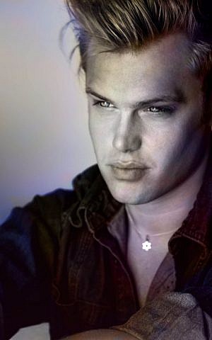 British vocalist and lyricist Giles Howe (courtesy)