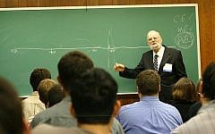Rabbi Prof. Israel Kirzner lecturing at the Foundation for Economic Education 2006. Kirzner is among the favorites to win this year's Nobel Prize in economics. (Photo credit: Wikimedia commons)