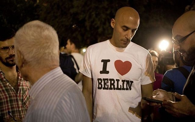 Activist Asaf Lev attends a gathering in Tel Aviv encouraging other Israelis to immigrate to Berlin, October 14, 2014. (AP/Ariel Schalit) Activist Asaf Lev attends a gathering in Tel Aviv encouraging other Israelis to immigrate to Berlin, October 14, 2014. (AP/Ariel Schalit)