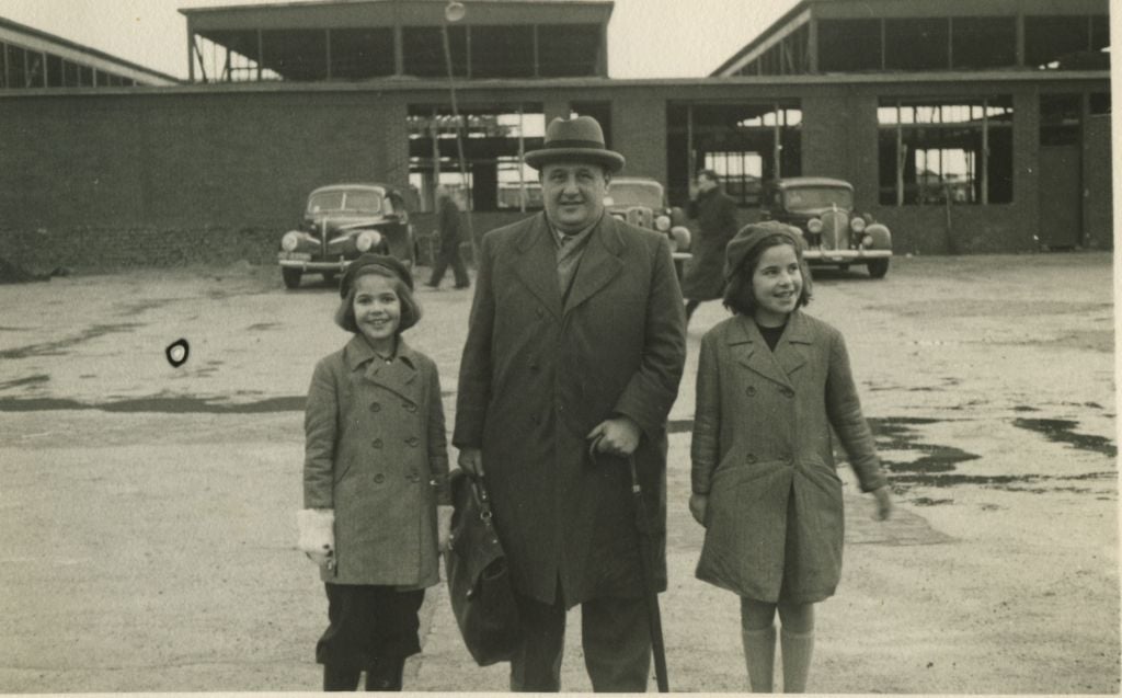 Tikotin with his daughters, one of whom lives in Jerusalem, the other lived in Amsterdam (Courtesy Tikotin)