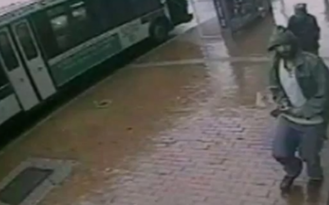 Zale Thompson shown in surveillance footage wielding a hatchet before attacking police in New York (screen capture: YouTube)
