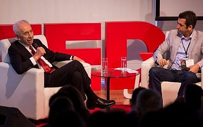 Guy Lerer of Tzinor Lailah interviews former president Shimon Peres at TEDxJaffa2014 on October 23 (photo credit: Arthur Fuhrer/TEDxJaffa)