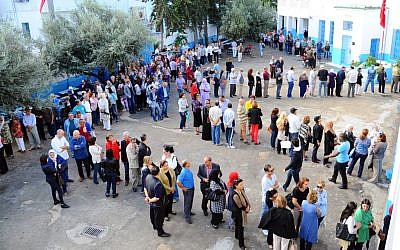 Tunisians queue outside a polling station in La Marsa, Tunisia, Sunday October  26, 2014. (photo credit: AP Photo/Hassene Dridi)