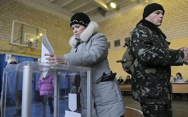 Ukrainian voters cast their ballots at a polling station during parliamentary elections in Kiev, Ukraineon Sunday, Oct. 26, 2014. (photo credit: AP/Efrem Lukatsky) Ukrainian voters cast their ballots at a polling station during parliamentary elections in Kiev, Ukraineon Sunday, Oct. 26, 2014. (photo credit: AP/Efrem Lukatsky)