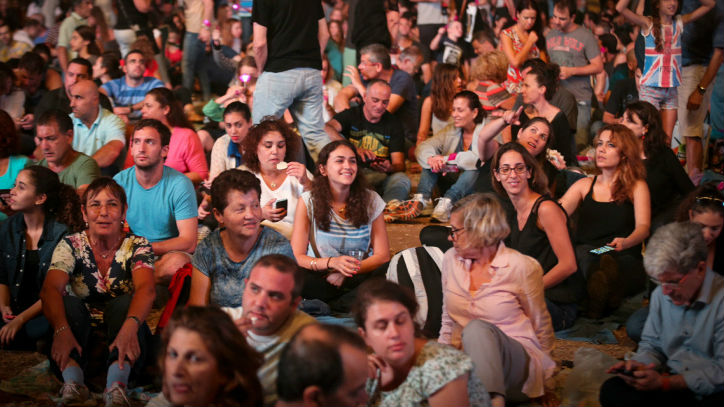 Thousands attended a tribute concert for the late Israeli musical icon Arik Einstein in Tel Aviv on October 7, 2014 (photo credit: Flash90) Thousands attended a tribute concert for the late Israeli musical icon Arik Einstein in Tel Aviv on October 7, 2014 (photo credit: Flash90)