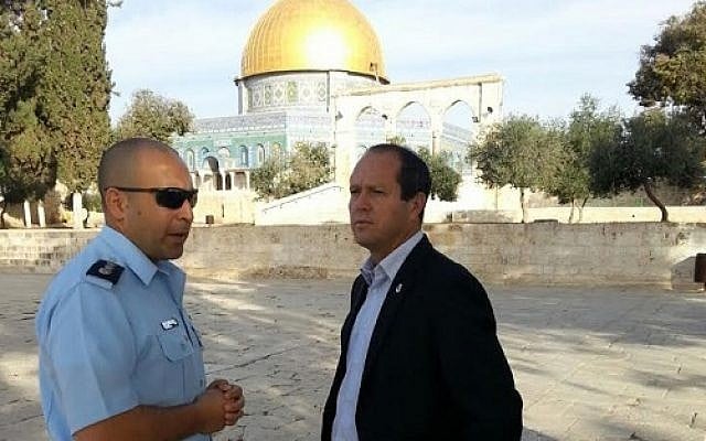 Juersalem Mayor Nir Barkat at the Temple Mount on Tuesday, October 28, 2014. (courtesy: Mayor's office) Juersalem Mayor Nir Barkat at the Temple Mount on Tuesday, October 28, 2014. (courtesy: Mayor's office)