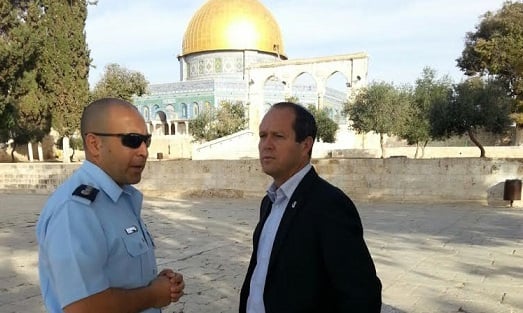 Jerusalem Mayor Nir Barkat at the Temple Mount, October 28, 2014. (courtesy: Mayor's office) Jerusalem Mayor Nir Barkat at the Temple Mount, October 28, 2014. (courtesy: Mayor's office)