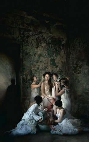 Batsheva, surrounded by her handmaidens, angling for King David's attention (Courtesy Michal Baratz Koren)