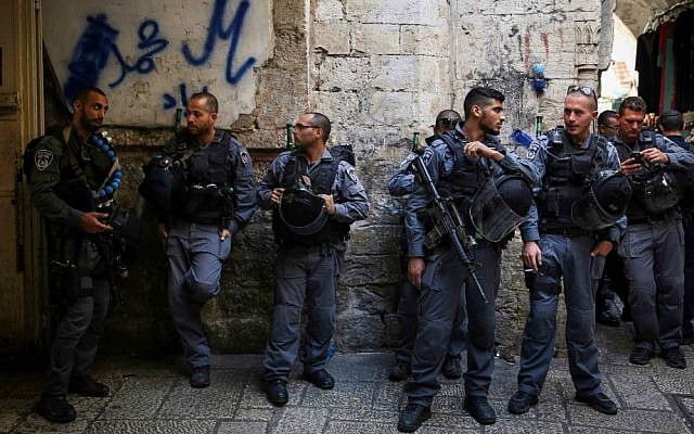 Illustrative photo of Israeli Border Police standing guard in Jerusalem's Old City, on Monday, October 13, 2014. (Hadas Parush/Flash90) Illustrative photo of Israeli Border Police standing guard in Jerusalem's Old City, on Monday, October 13, 2014. (Hadas Parush/Flash90)