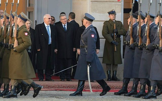 Poland's President Bronislaw Komorowski and Israel's President Reuven Rivlin inspect an honor guard at the Presidential Palace in Warsaw, Poland on October 28, 2014. (Mark Neyman/GPO) Poland's President Bronislaw Komorowski and Israel's President Reuven Rivlin inspect an honor guard at the Presidential Palace in Warsaw, Poland on October 28, 2014. (Mark Neyman/GPO)