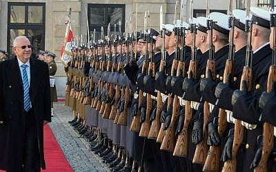 President Reuven Rivlin inspects an honor guard at the Presidential Palace in Warsaw, Poland on October 28, 2014, during a welcoming ceremony. (Mark Neyman/GPO)