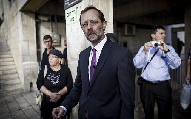 Right-wing parliament member Moshe Feiglin seen outside the closed entrance to the temple Mount in Jerusalem's Old City on October 30, 2014. (photo credit: Yonatan Sindel/Flash90) Right-wing parliament member Moshe Feiglin seen outside the closed entrance to the temple Mount in Jerusalem's Old City on October 30, 2014. (photo credit: Yonatan Sindel/Flash90)